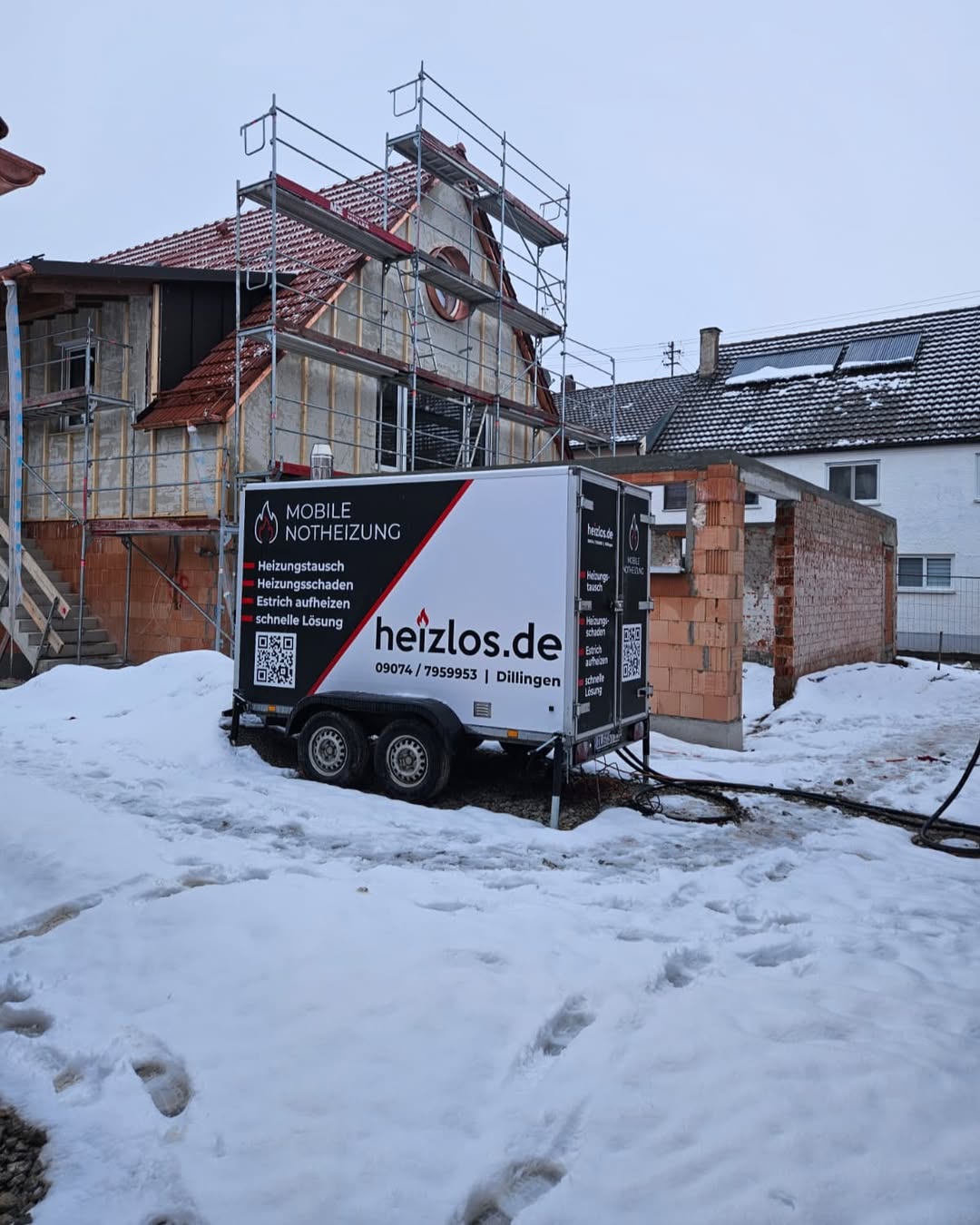 Mobile Heizzentrale 50 kW von heizlos.de zur Estrichtrocknung auf einer Neubau-Baustelle